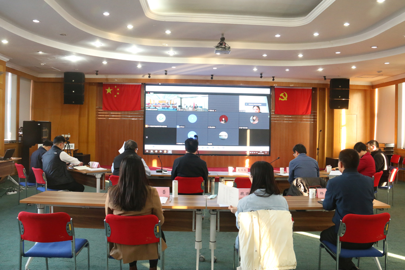 2會(huì)議現(xiàn)場(chǎng)結(jié)合線上視頻形式.jpg