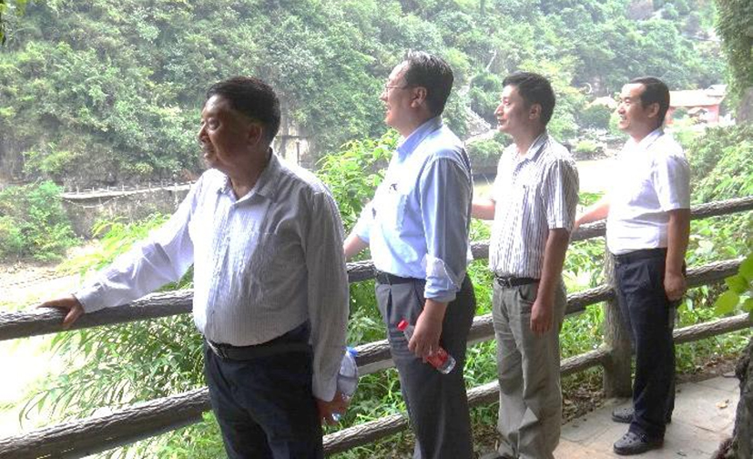 2-4與方先生一同調(diào)研湖北宜昌高山蔬菜(2016 年).jpg