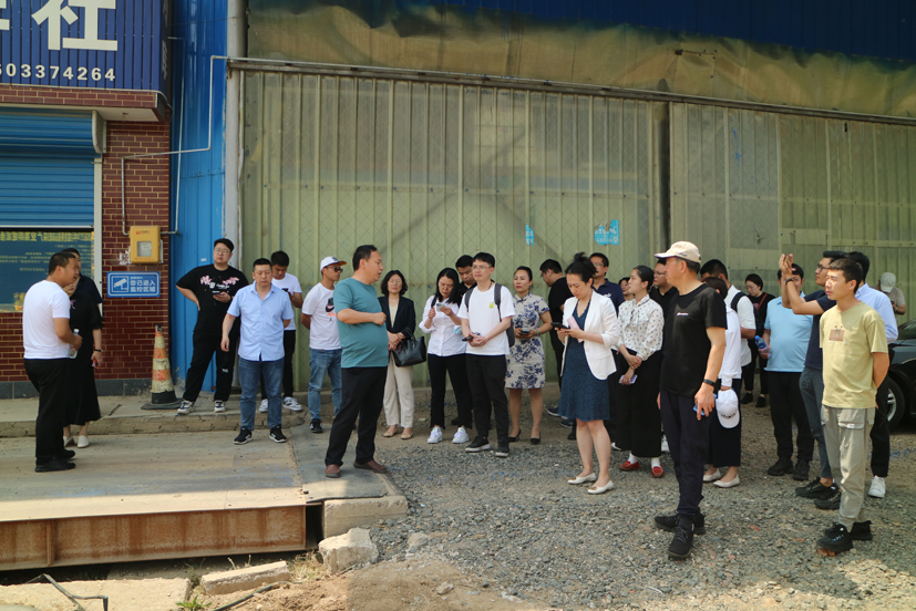 參觀合作社現(xiàn)場(chǎng).JPG