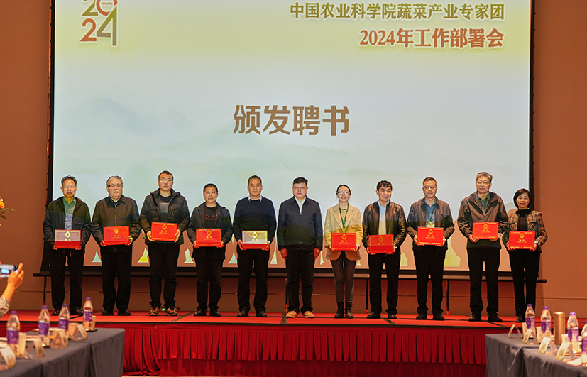 4 頒發(fā)聘書.jpg