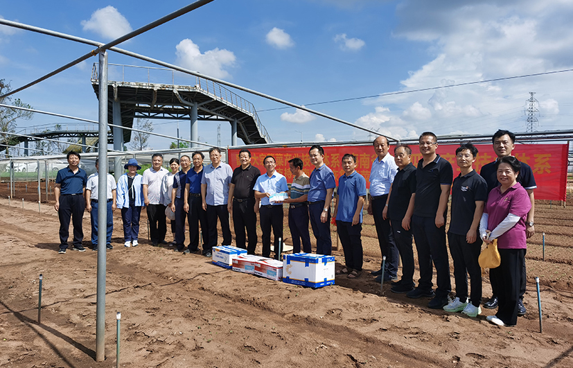 圖4 捐贈農(nóng)資.jpg